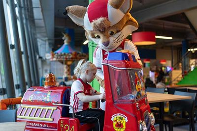 Lucky legt uit hoe de brandweerwagen werkt. © Pro Shots