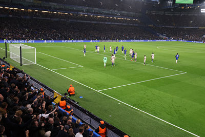 Maar Wout doet ook iets doms. Pingel voor Chelsea. © De Brouwer