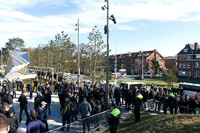 Misschien kunnen we het volgende keer af met minder politie... © De Brouwer