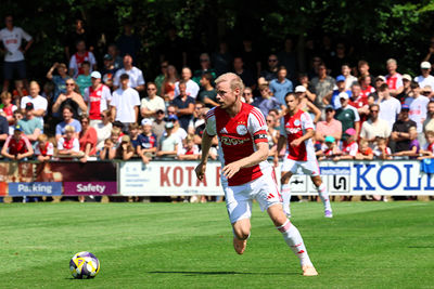 Davy met de aanvoerdersband. Dat voelt toch vertrouwd. © SV Ajax