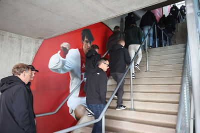 Op richting het perron voor een ritje met de trein. © De Brouwer