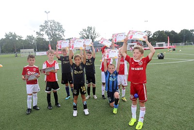 Een welverdiende Ajax Kids Tour-diploma. © De Brouwer