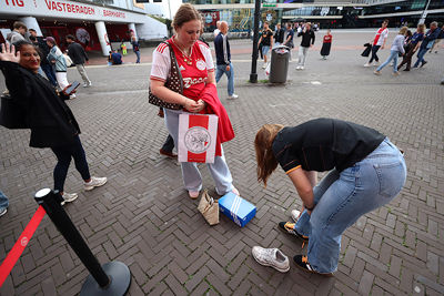Deze dame scoorde kekke Ajaxschoenen! © De Brouwer