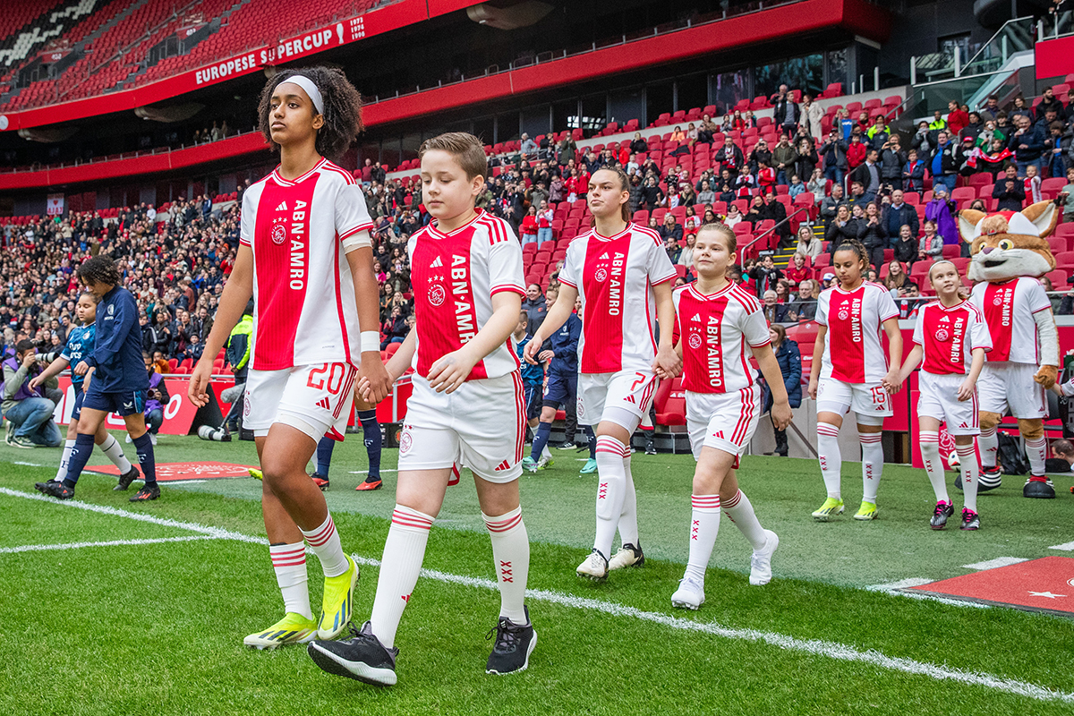 Word mascotte én Fun Gamer bij Ajax Vrouwen - PSV!