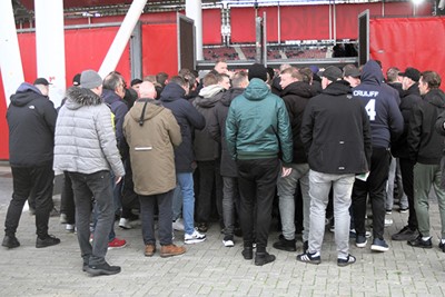 Nou, op naar binnen. We kregen al door dat Ajax in een 5-4-1-formatie speelt... © SV Ajax