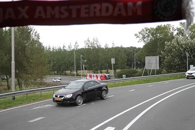 Daar rijdt nog een bekende bus. © SV Ajax
