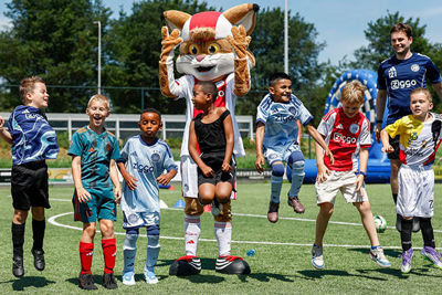 De spieren opwarmen onder leiding van Lucky. © Pro Shots