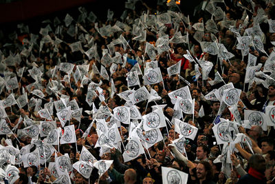 Hulde voor de vrijwilligers die ze allemaal weer neerlegden. © De Brouwer