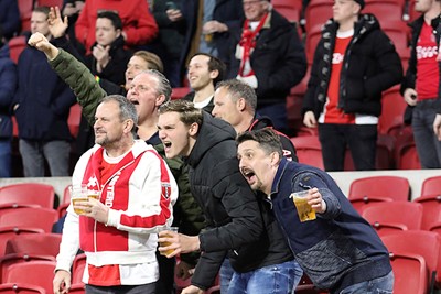 Ook op de tribunes is het genieten van wat Ajax ons voorschotelt. © De Brouwer