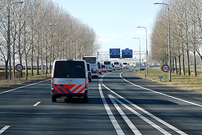 Die vijf bussen krijgen al snel gezelschap van de nodige agenten... © De Brouwer