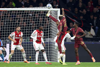 Osimhen controleert de bal fraai en is de grote plaaggeest. © De Brouwer