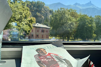 Uitstekend leesvoer in de trein op weg naar Sion. © Ajax Life