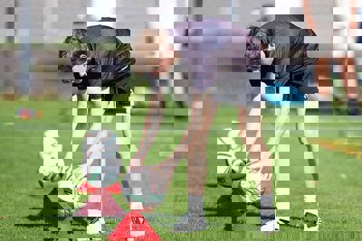 Als ballenjongen leg je de bal tegenwoordig op een pion. © De Brouwer