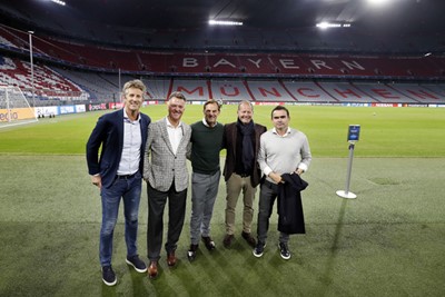 MUNCHEN, 01-10-2018, Allianz Arena, season 2018 / 2019, Champions League football. Ajax trains in Munchen in preparation of the game against Bayern. Class of 95 with Edwin van der Sar,  Louis van Gaal , Ronald de Boer , Danny Blind and Marc Overmars