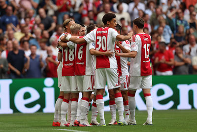 Ajax op voorsprong. Er is dan ook nog niks aan de hand. © De Brouwer