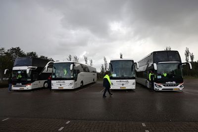 Donkere wolken boven Ajax. © De Brouwer