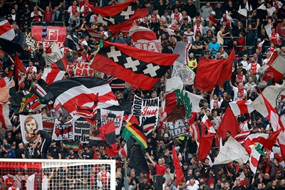 Veel vlagvertoon rondom de thuiswedstrijd tegen Besiktas. © De Brouwer