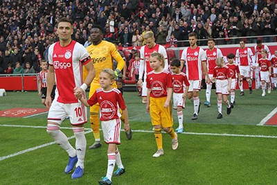 Met Tadic het veld op, dan heb je een goed verhaal op school. © Ajax Kids Club