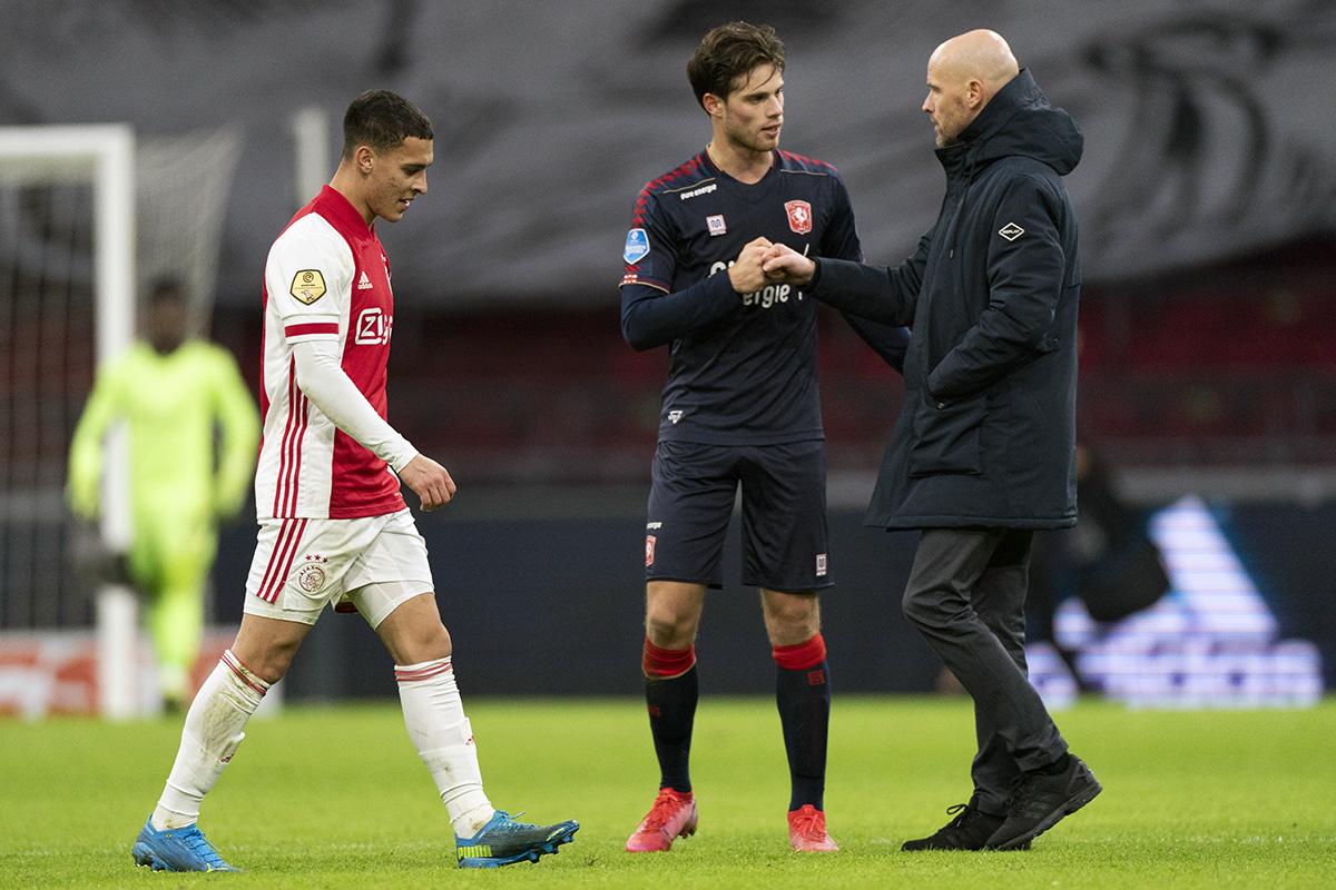 Supporters FC Twente vieren met vuurwerk feest bij huis Ten Hag