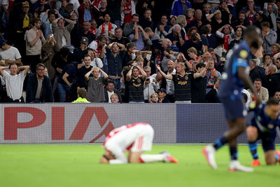 Kijk naar die emotie op het veld en de tribunes. © De Brouwer