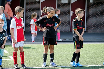 Het rastashirt van Ajax is ook bij de kinderen populair. © De Brouwer