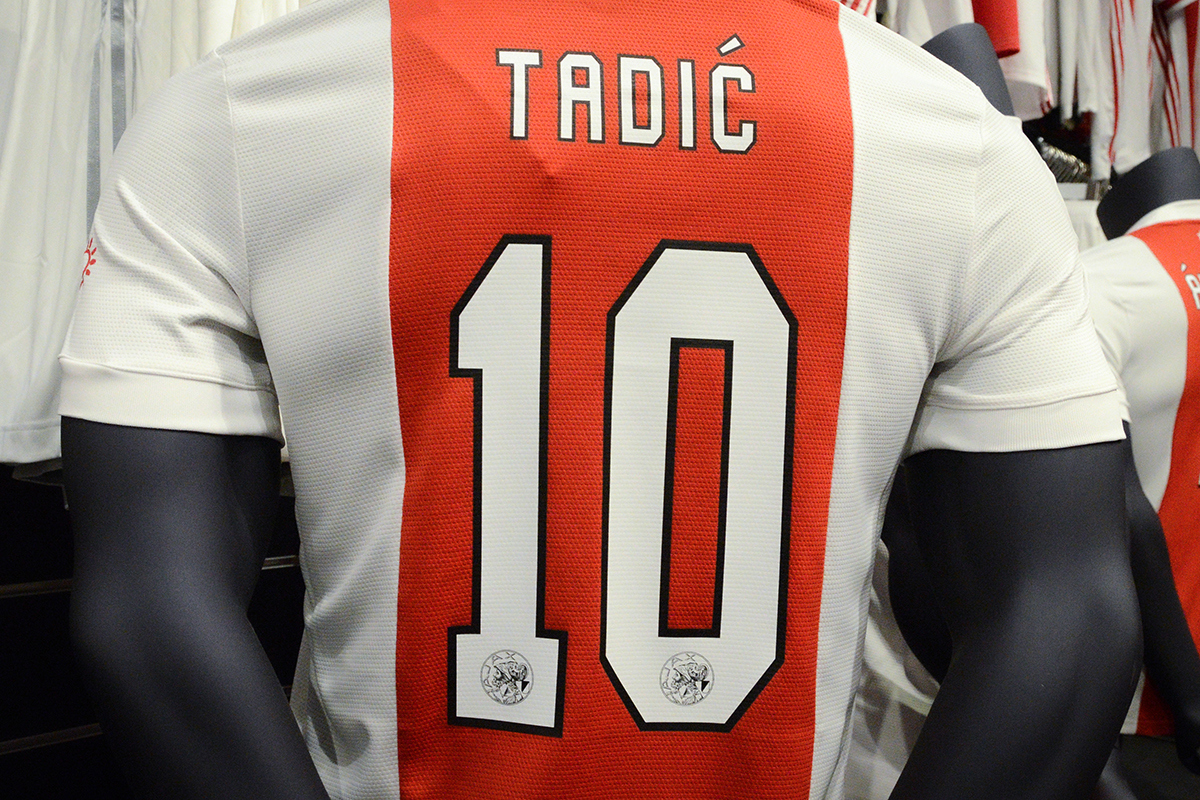 Ajax presenteert klassiek thuisshirt met oude logo!