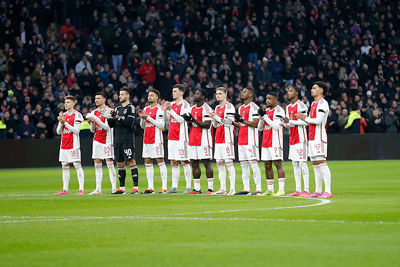 Geen minuut stilte, maar een minuut applaus. © De Brouwer