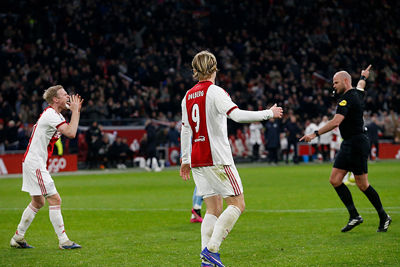 Afgekeurd. Volgens de scheidsrechter heeft Dolberg geduwd. © De Brouwer