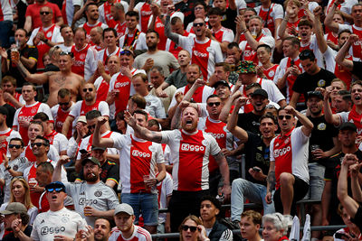Het wit-rood-wit in het stadion is mooi, maar Ajax speelt niet goed. © De Brouwer