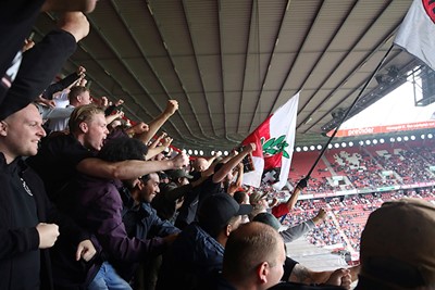 Juichen, eindelijk! Want wat voetbalt Ajax matig... © De Brouwer
