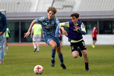 Lekker duel om de bal. © De Brouwer