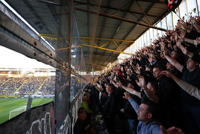 Met zevenhonderd man achter Ajax. © De Brouwer