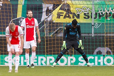 Tot twee keer toe profiteert ADO van de laksheid bij Ajax... © Pro Shots
