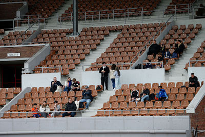 Familie en vrienden kijken toe vanaf de tribune. © De Brouwer