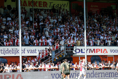 De tribunes kleuren fraai wit-rood-wit. © De Brouwer