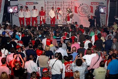 Supportersfeesten in het land. Zo ook in Markelo in 2009. © Pro Shots