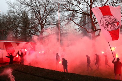 Supporters wensen de spelers succes richting Feyenoord-uit. © De Brouwer