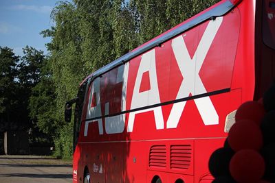 Al rap spot Joey de spelersbus van Ajax. © Joey Hodde