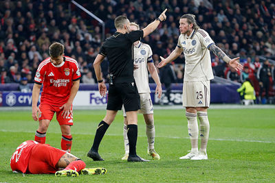 Weghorst en de scheidsrechter werden geen vrienden. © De Brouwer