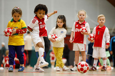We zien weer veel Ajaxshirtjes! © Pro Shots