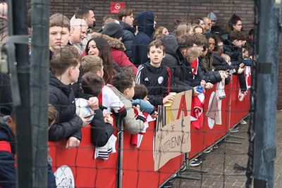 Keurig netjes achter de boarding wachten op je helden. © SV Ajax