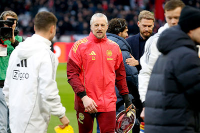 Pasveer krijgt een schaal als kersvers lid van de Club van 100. © De Brouwer