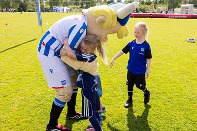 Dit Ajaciedje wil ook een dikke knuffel van Heero. © Pro Shots