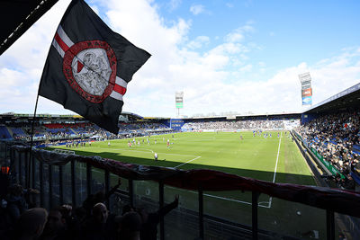 Het uitzicht vanuit het uitverkochte bezoekersvak. © De Brouwer