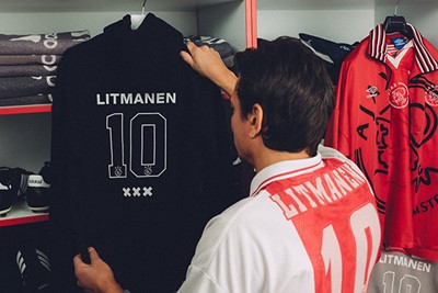 Het shirt dat hij draagt, vinden we nog mooier. © AFC Ajax