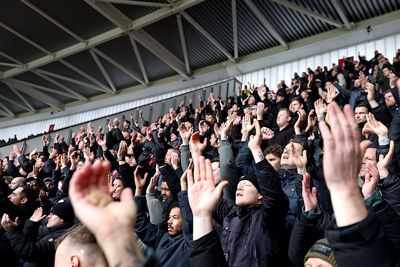 Zij klappen hun handen stuk voor Ajax. © De Brouwer