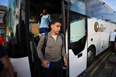 Daar is Ajax met de trainer voorop. © De Brouwer