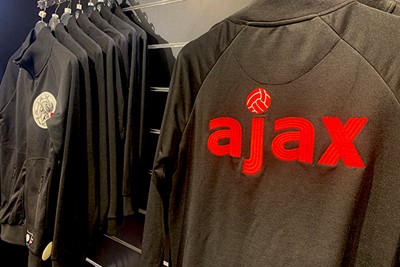 Het vestje met op de achterkant de bekende letters. © Ajax Life