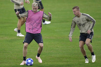 MUNCHEN, 01-10-2018, Allianz Arena, season 2018 / 2019, Champions League football. Ajax trains in Munchen in preparation of the game against Bayern. Donny van de Beek and Dani de Wit .