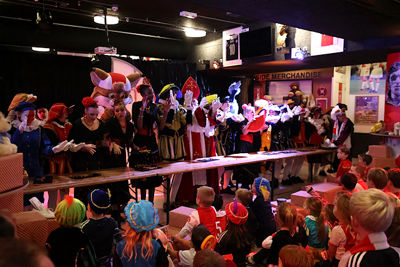 De kinderen zitten dicht op de actie. © De Brouwer